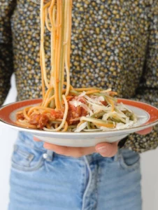 BONZO - person-med-pasta.jpg